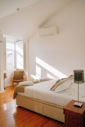 Fer et planche à repasser, lit parapluie, Wi-Fi, draps fournis