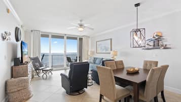 Leilighet – signature, 3 soverom, ikke-røyk, strandutsikt | Spiseområde på rommet