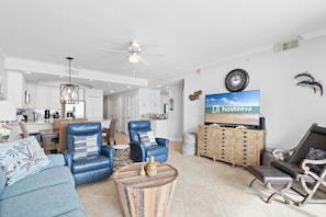 Appart'hôtel Signature, 3 chambres, non-fumeurs, vue plage | Salle de séjour | TV connectée de 60 pouces avec chaînes par câble