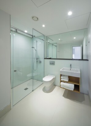 Een douche, een haardroger, handdoeken, zeep