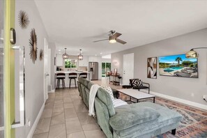 TV, offices - Rejuvenating Palm Springs Hideout (Palm Springs)