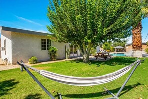 Terrace/patio - Rejuvenating Palm Springs Hideout (Palm Springs)