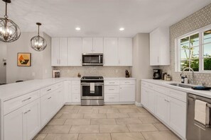 Fridge, microwave, oven, stovetop - Rejuvenating Palm Springs Hideout (Palm Springs)