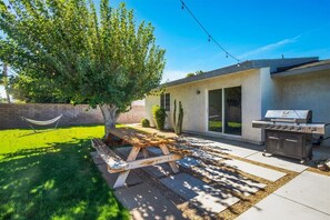 Outdoor dining - Rejuvenating Palm Springs Hideout (Palm Springs)