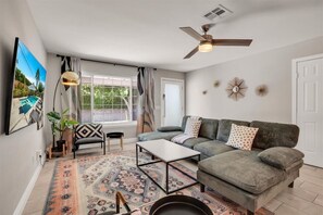 TV, offices - Rejuvenating Palm Springs Hideout (Palm Springs)