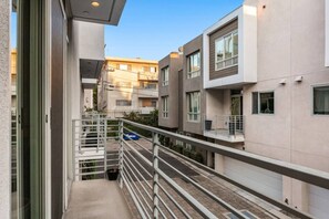 Property grounds - Luxe West Hollywood | Rooftop Deck | 30-Day Stay (Los Angeles)