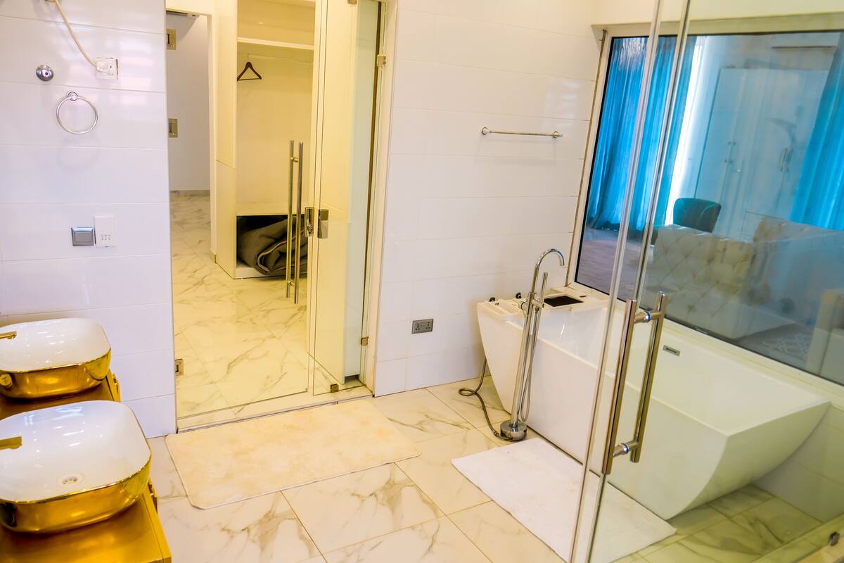 Appartamento Premium, 2 camere da letto, bagno privato, vista piscina | Bagno | Asciugamani, sapone, carta igienica