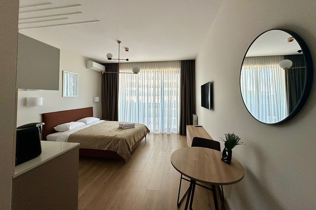 Standard Studio | Laptop workspace, free WiFi, bed sheets