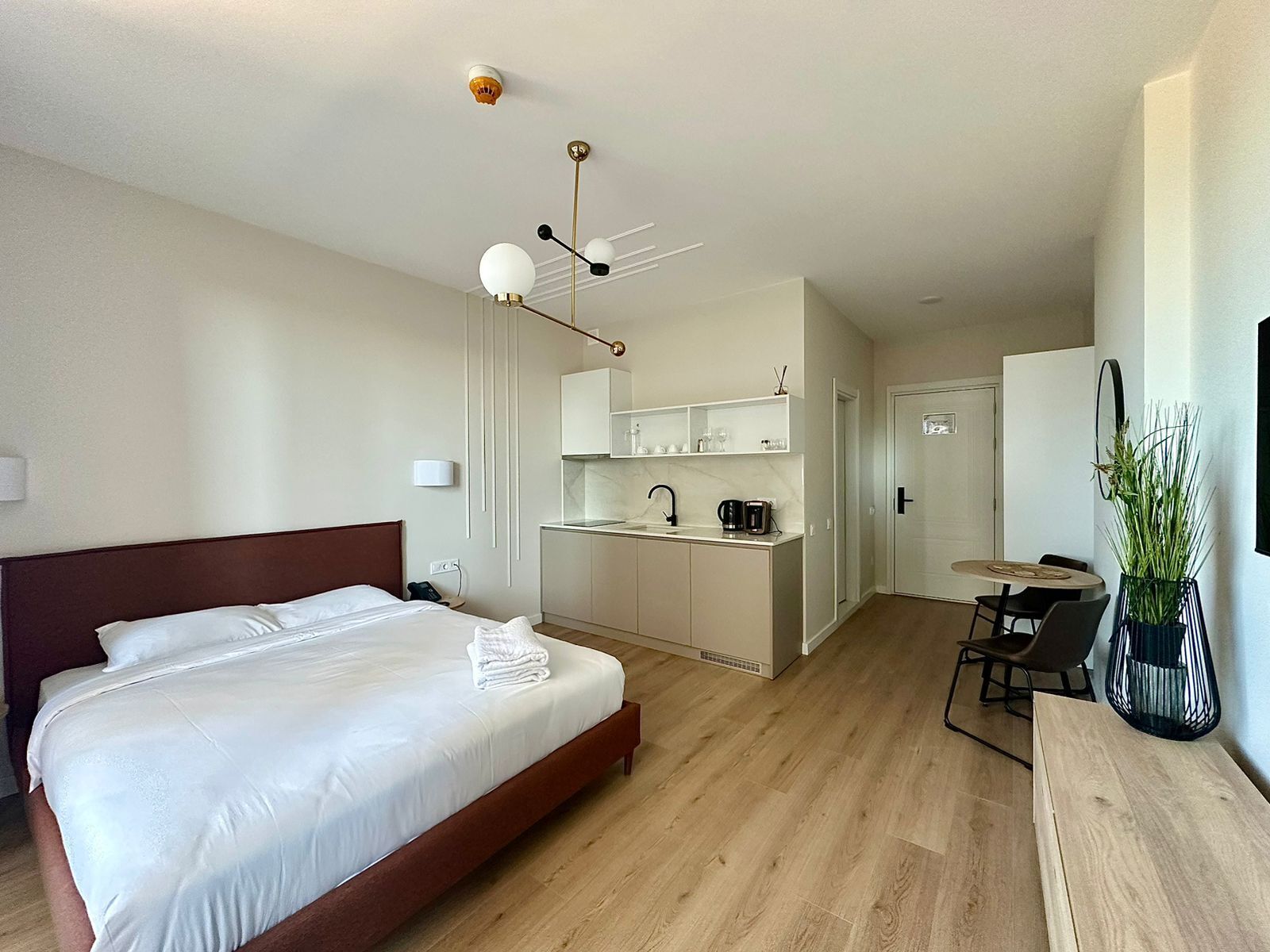 Deluxe Studio | Laptop workspace, free WiFi, bed sheets