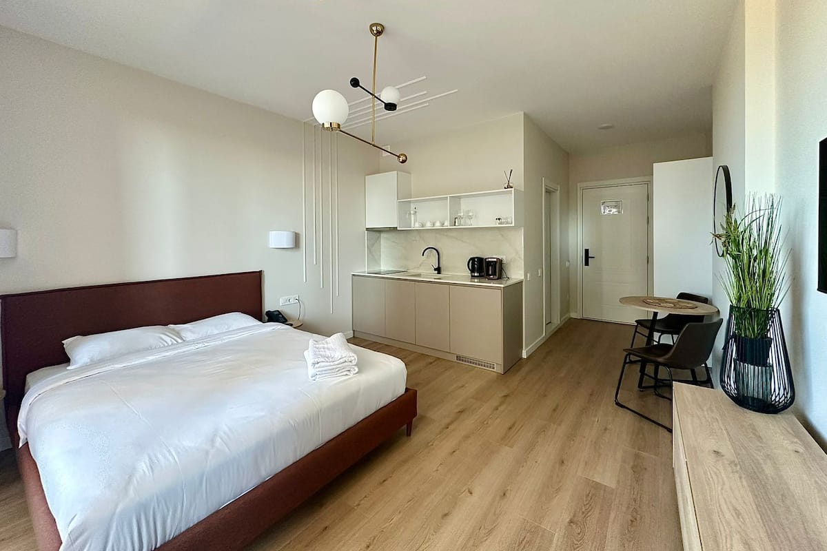 Deluxe Studio | Laptop workspace, free WiFi, bed sheets