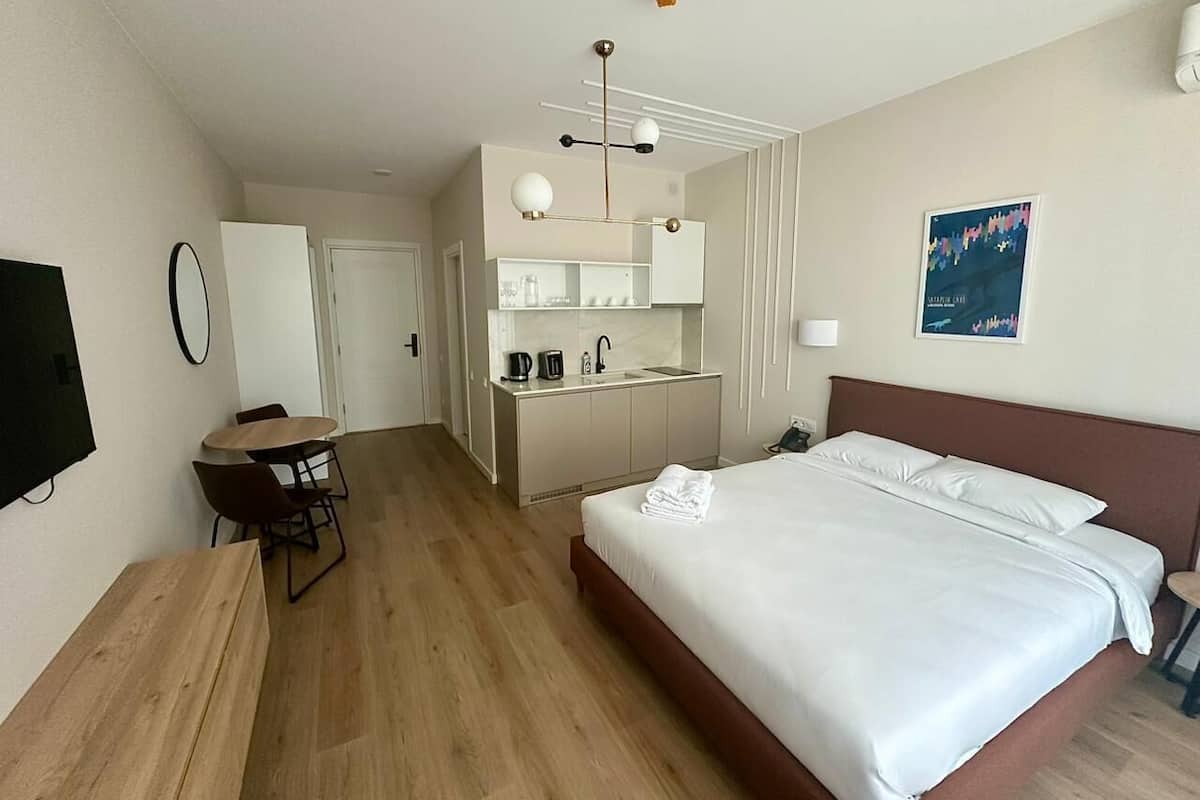 Standard Studio | Laptop workspace, free WiFi, bed sheets