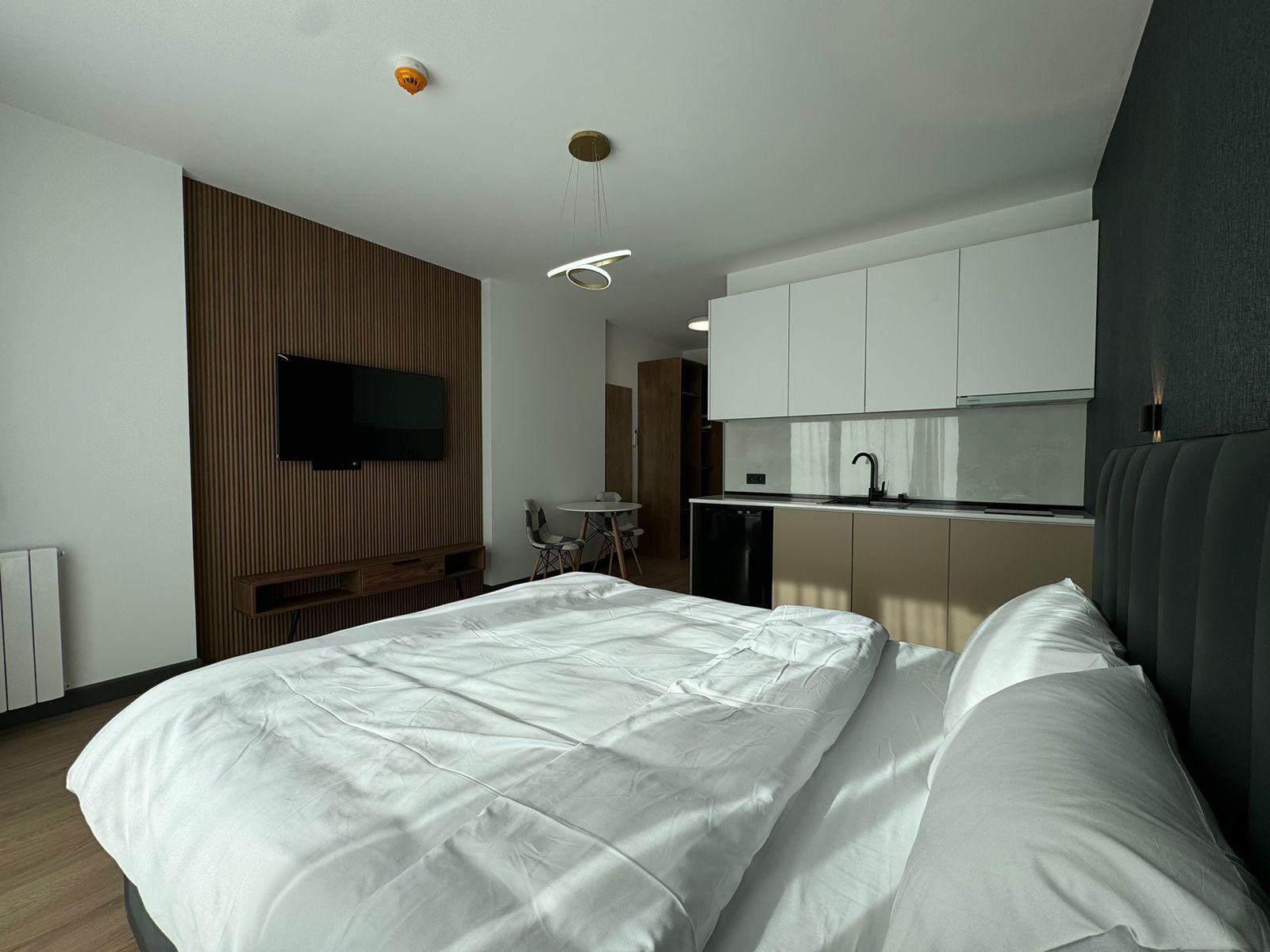 Design Studio | Laptop workspace, free WiFi, bed sheets