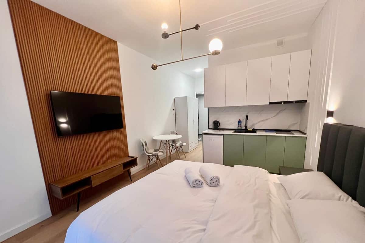 Design Studio | Laptop workspace, free WiFi, bed sheets