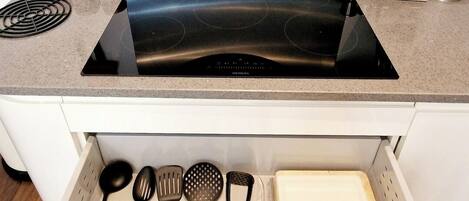 Kühlschrank, Mikrowelle, Ofen, Geschirrspüler