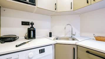 London Suite | Private kitchen | Fridge, microwave, stovetop, dishwasher