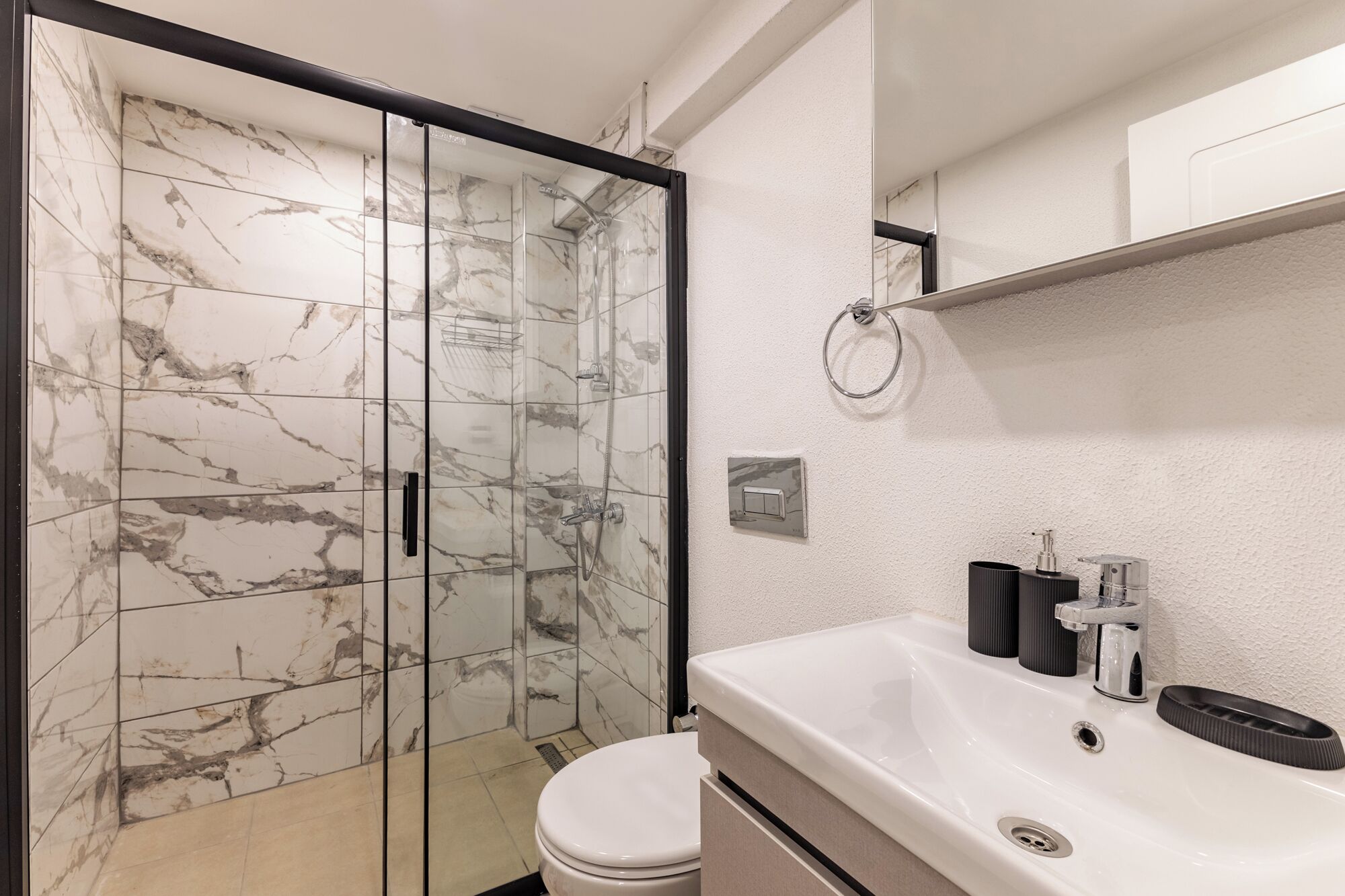 Berlin Suite | Bathroom | Shower, hair dryer, slippers, towels