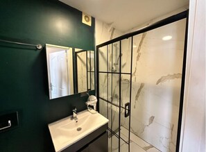 Superior Suite Annex Building | Baño | Regadera, secadora de cabello, pantuflas, toallas 
