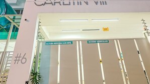 Ein mehrstöckiges Hotel namens "CARLITIN VIII" mit Balkonen und einem Schild mit der Aufschrift "ALTURA MÁXIMA 2.20 MTS." und "ACCESO VEHICULAR".