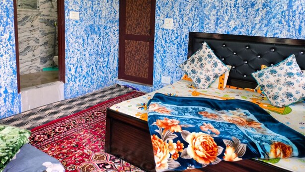 Ein Schlafzimmer mit einem Bett, einer Holztür und einer Wand mit Muster.