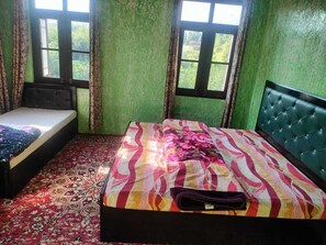 Standard Room | Desk, free WiFi, bed sheets - Navmint's Nami Homes By GRB (Patna)
