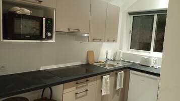 Kühlschrank, Mikrowelle, Ofen, Herdplatte