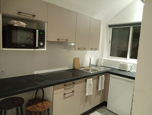 雪櫃、微波爐、焗爐、爐具