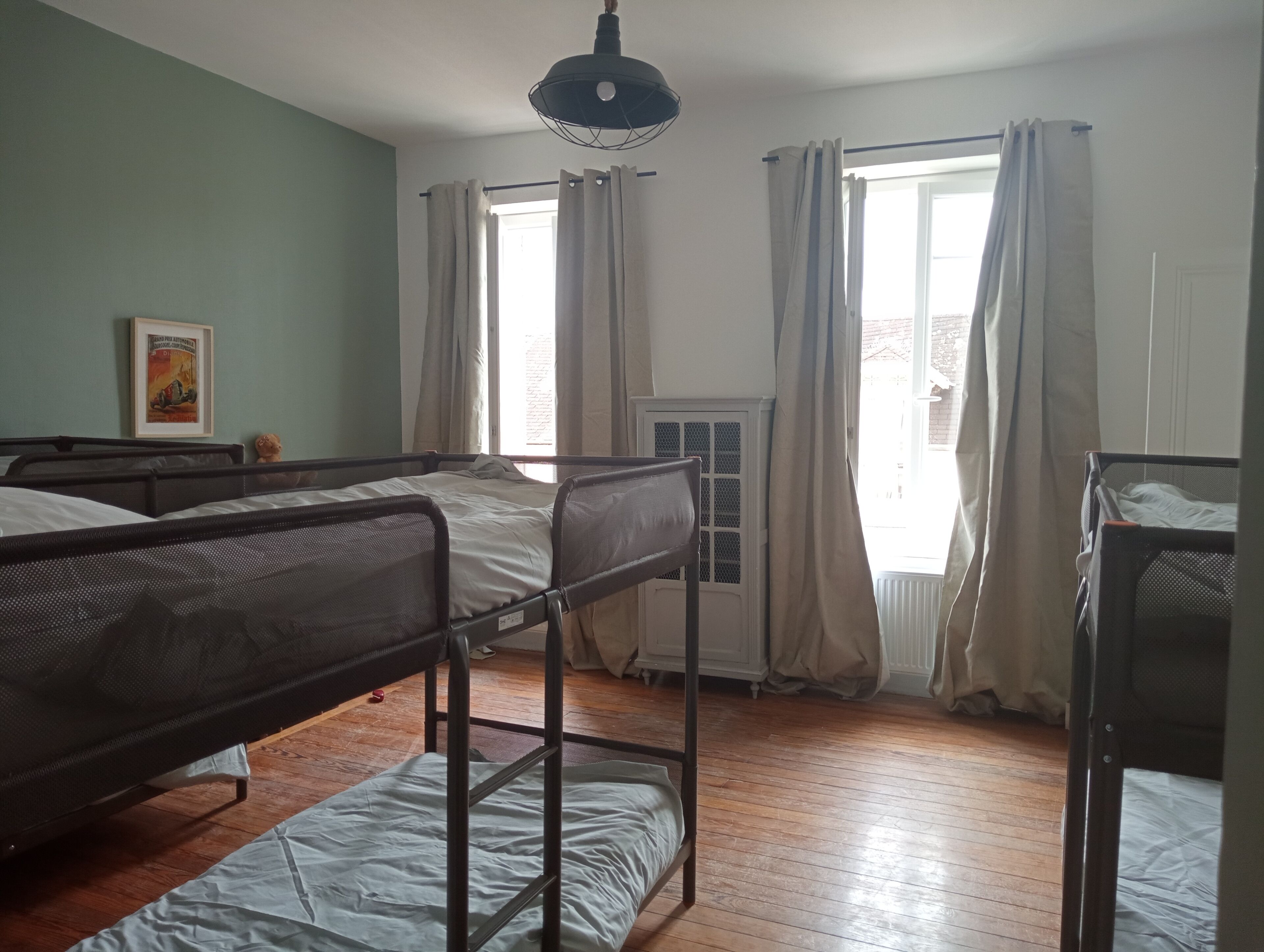 8 soverom, skrivebord, strykejern/-brett og reiseseng for barn