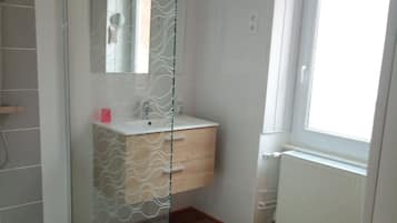 SĂšche-cheveux, serviettes fournies, savon, shampoing