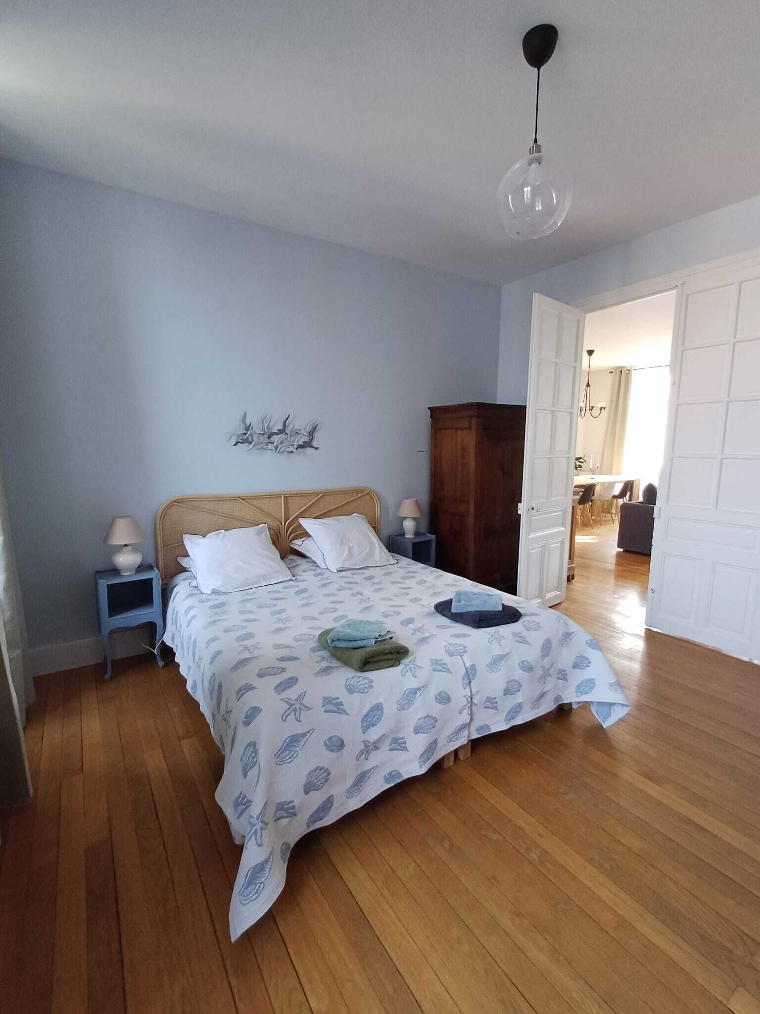 8 habitaciones, escritorio y tabla de planchar con plancha 