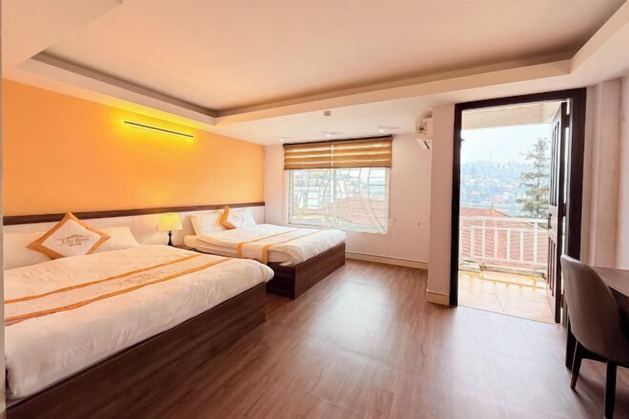 Desk, laptop workspace, soundproofing, free WiFi