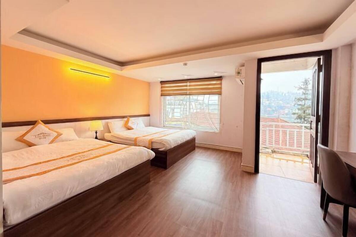 Desk, laptop workspace, soundproofing, free WiFi