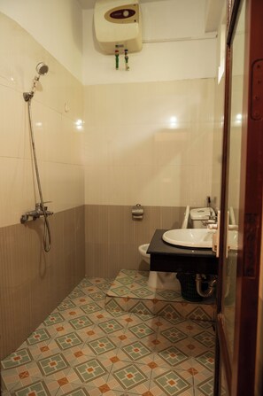 Combined shower/bathtub, free toiletries, hair dryer, slippers - Lito Hotel Central Sapa (Sa Pa)