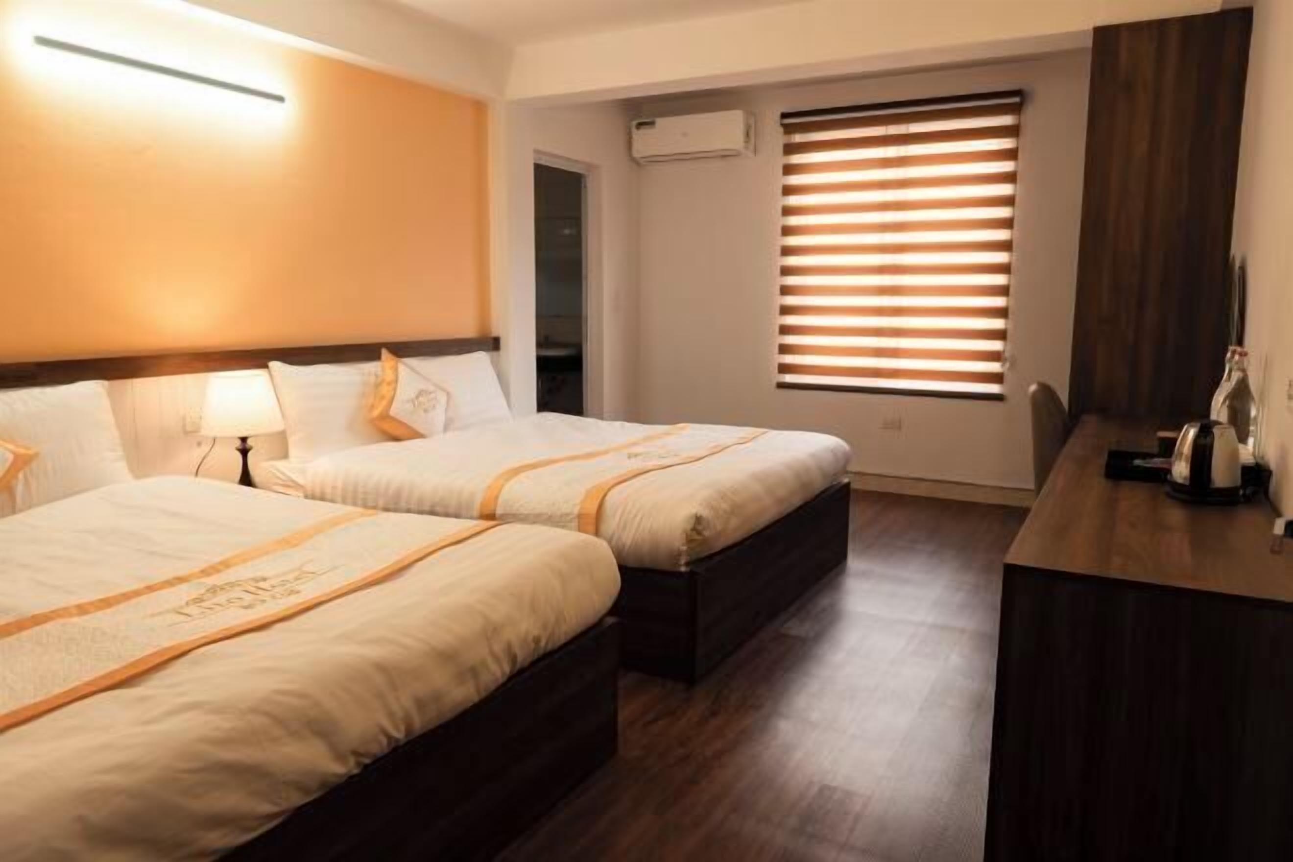 Desk, laptop workspace, soundproofing, free WiFi