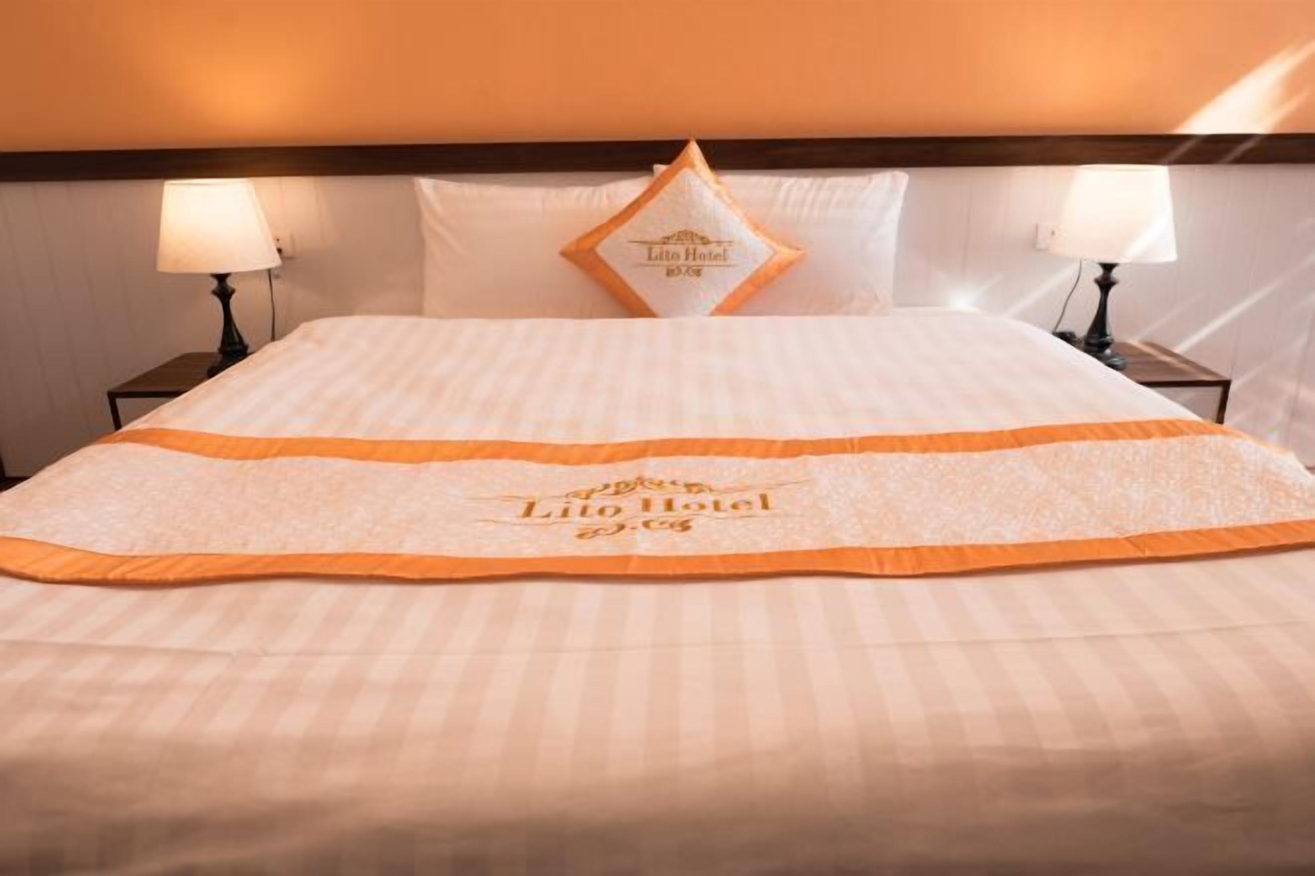 Desk, laptop workspace, soundproofing, free WiFi