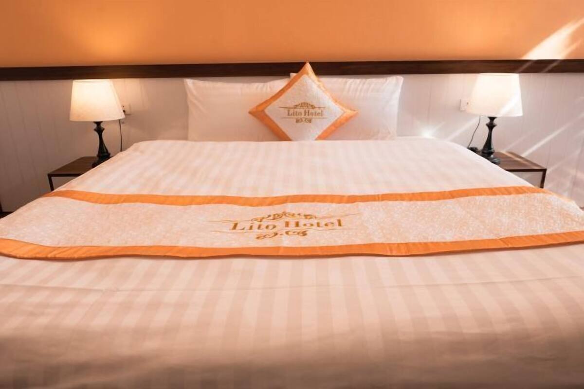 Desk, laptop workspace, soundproofing, free WiFi