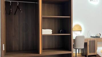 Family Twin Room | Desk, laptop workspace, soundproofing, free WiFi