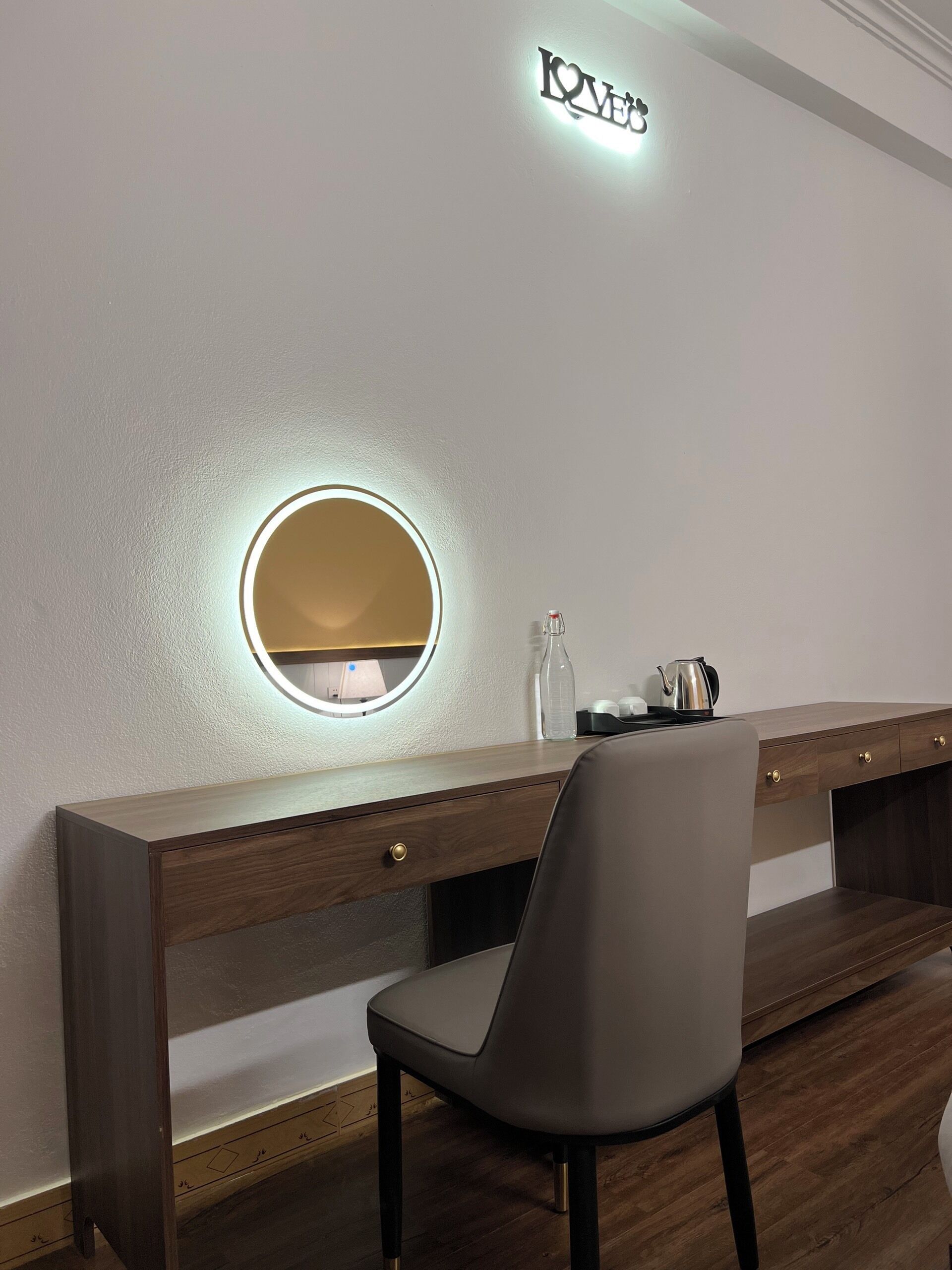 Bureau, espace de travail pour ordinateur portable