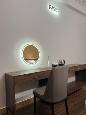 Familie tweepersoonskamer, 2 queensize bedden | Een bureau, een laptopwerkplek, geluiddichte muren, gratis wifi