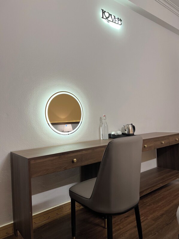 Bureau, espace de travail pour ordinateur portable