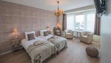 Deluxe kamer, 1 twee- of 2 eenpersoonsbedden, uitzicht op haven | 1 slaapkamer, een kluis op de kamer, een laptopwerkplek