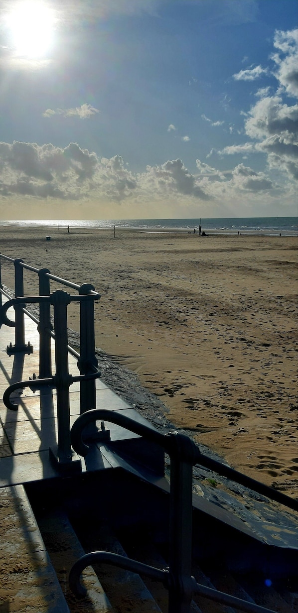 Beach nearby, sun-loungers, 10 beach bars