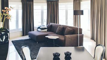 Familieleilighet, ikke-røyk, delvis havutsikt | Oppholdsområde | En 45-tommers Flatskjerm-TV med digitale kanaler