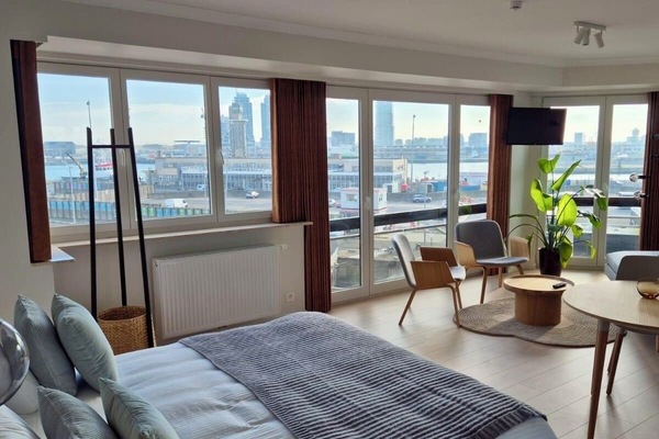 Deluxe studio, uitzicht op zee | Een kluis op de kamer, een laptopwerkplek, geluiddichte muren