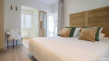 Deluxe-Doppel- oder -Zweibettzimmer, Blick auf den Innenhof | Zimmersafe, laptopgeeigneter Arbeitsplatz, schallisolierte Zimmer