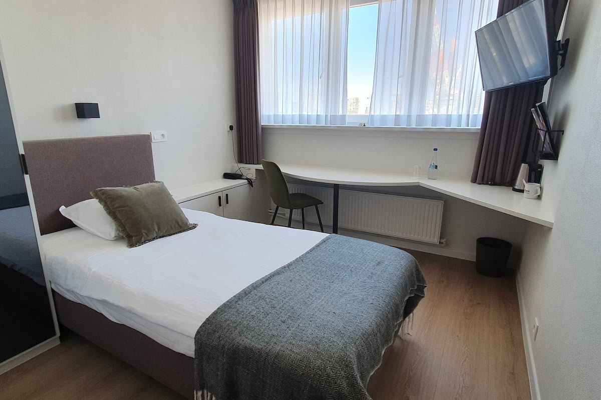 Standard Single Room | 1 bedroom, in-room safe, laptop workspace, soundproofing