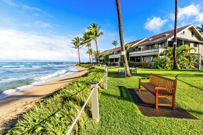 En la playa, camastros y toallas de playa