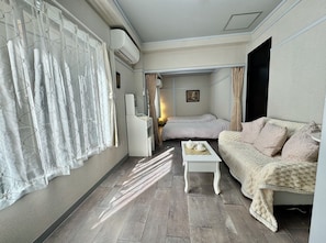 Habitación básica con 2 camas individuales, vista a la ciudad | Sábanas de algodón egipcio y ropa de cama de alta calidad 
