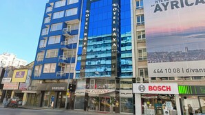 Een meerlaags gebouw met de naam 'OTEL KAYA' duidelijk zichtbaar.