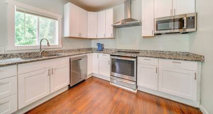 Tukwila Townhome: 12 Mi to Seattle!