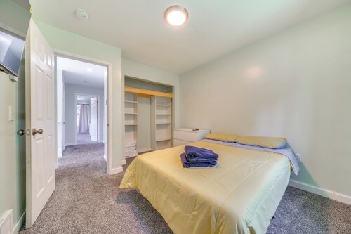 Tukwila Townhome: 12 Mi to Seattle!